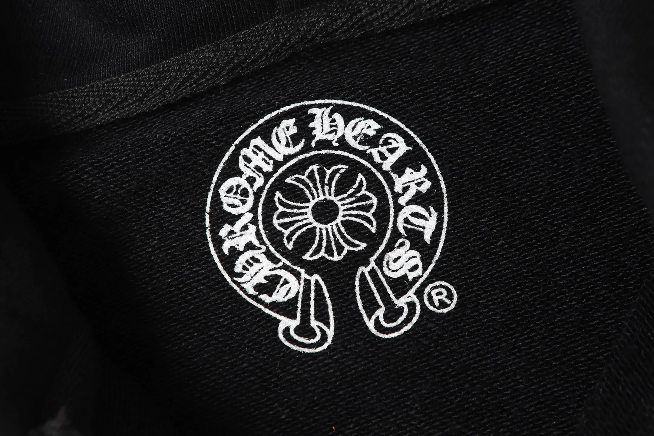 P250 K01 cross-border model, please do not place an order if you pursue quality - Chrome Hearts/Chrome Hearts Big Sword🗡️ Printed zipper sweatshirt cardigan jacket - High weight, high density and high quality. The wool is soft, delicate and skin-friendly. Soft and silky to the touch. Warmth and skin-friendly. - Custom-woven and dyed with no color difference. No matter the fabric or workmanship details, it beats the ordinary version on the market. - Hardware zipper accessories are all customized, full of details - Color: black -Size: S M L XL